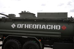 На российской федеральной трассе опрокинулся бензовоз с топливом