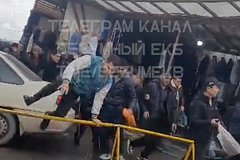 В России десятки мигрантов сбежали от рейда силовиков и попали на видео