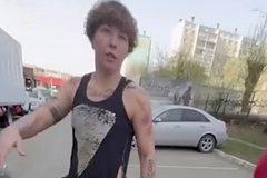 Мигрант подрезал россиянку со словами «у нас так не ходят» и попал на видео