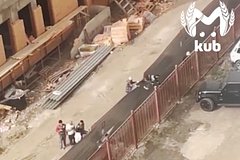 Мигранты сбежали от приехавших на российскую стройку силовиков и попали на видео