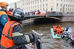 Из утонувшего автобуса в Петербурге достали восемь человек