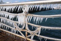 Выброшенные на берег тысячи ледяных глыб разрушили пляж в российском городе