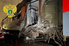 В Подмосковье пригородный поезд врезался в платформу