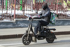 В Петербурге начали изымать электровелосипеды у курьеров