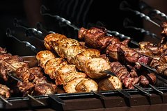 Россиянам назвали полезные и вредные сочетания продуктов с шашлыком