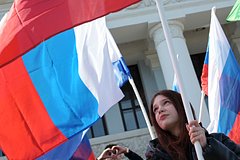 Россиян предупредили о штрафах за неправильное вывешивание флагов