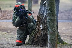 Российский младший сержант оказал первую помощь раненому товарищу