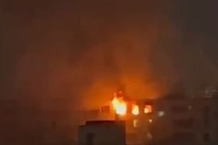 В горящей многоэтажке в Москве оказались заблокированы огнем жильцы