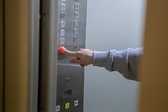 В Москве подростки со словами «пусть на родину валит» не пустили в лифт мать с ребенком